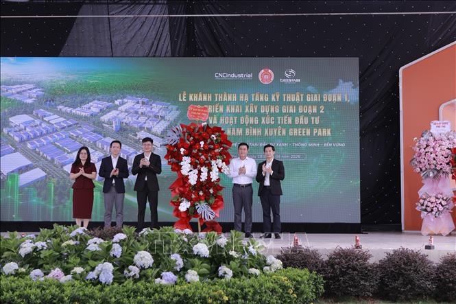 Lãnh đạo tỉnh Phú Thọ tặng hoa chúc mừng chủ đầu tư Khu công nghiệp Nam Bình Xuyên Green Park nhân dịp khánh thành hạ tầng kỹ thuật giai đoạn 1. Ảnh: Hoàng Hùng - TTXVN