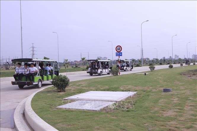 Các đại biểu tham quan Khu công nghiệp Nam Bình Xuyên Green Park sau lễ khánh thành hạ tầng kỹ thuật giai đoạn 1. Ảnh: Hoàng Hùng - TTXVN