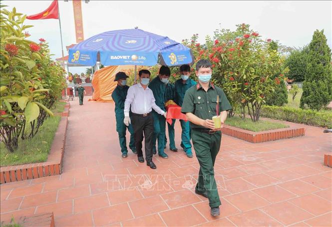 Hài cốt liệt sĩ sau khi lấy mẫu giám định ADN được đưa về nhà quàn, chuẩn bị chu đáo cho lễ truy điệu và an táng trang nghiêm, trọng thể. Ảnh: Phan Phương - TTXVN