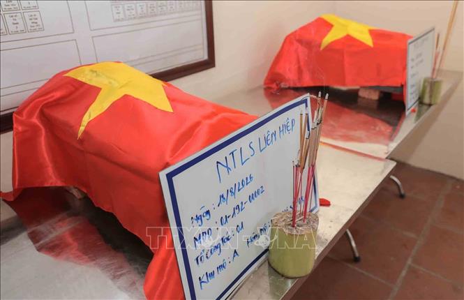 Hài cốt liệt sĩ sau khi lấy mẫu giám định ADN được đưa về nhà quàn, chuẩn bị chu đáo cho lễ truy điệu và an táng trang nghiêm, trọng thể. Ảnh: Phan Phương - TTXVN