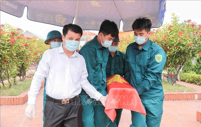 Hài cốt liệt sĩ sau khi lấy mẫu giám định ADN được đưa về nhà quàn, chuẩn bị chu đáo cho lễ truy điệu và an táng trang nghiêm, trọng thể. Ảnh: Phan Phương - TTXVN