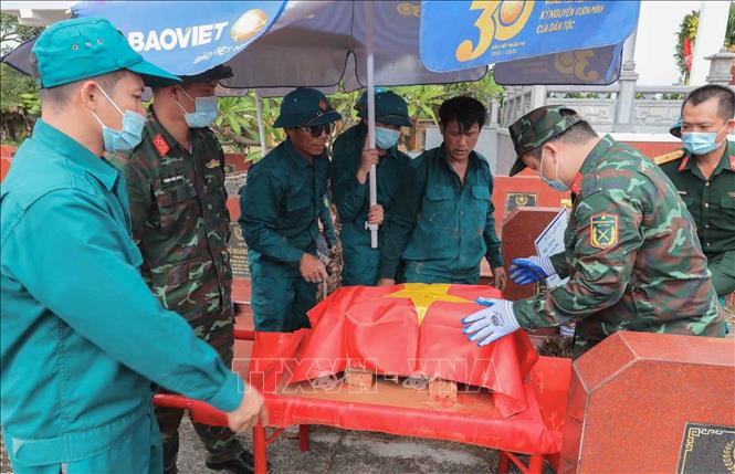 Khai quật hài cốt liệt sĩ chưa xác định danh tính tại Nghĩa trang trang liệt sĩ Liên Hiệp (xã Hát Môn). Ảnh: Phan Phương - TTXVN