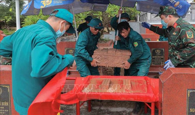Khai quật hài cốt liệt sĩ chưa xác định danh tính tại Nghĩa trang trang liệt sĩ Liên Hiệp (xã Hát Môn). Ảnh: Phan Phương - TTXVN