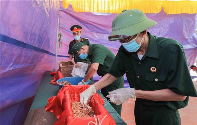 Công tác lấy mẫu sinh phẩm (ADN) tại Nghĩa trang liệt sĩ Liên Hiệp (xã Hát Môn) được thực hiện hết sức cẩn thận, đúng quy trình kỹ thuật, đảm bảo độ chính xác tuyệt đối. Ảnh: Phan Phương - TTXVN