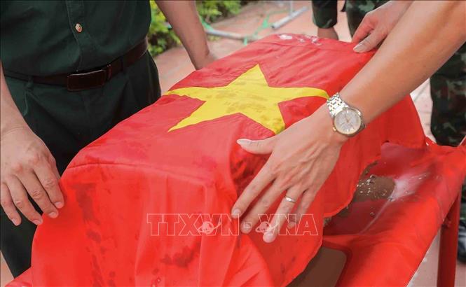Khai quật hài cốt liệt sĩ chưa xác định danh tính tại Nghĩa trang trang liệt sĩ Liên Hiệp (xã Hát Môn). Ảnh: Phan Phương - TTXVN