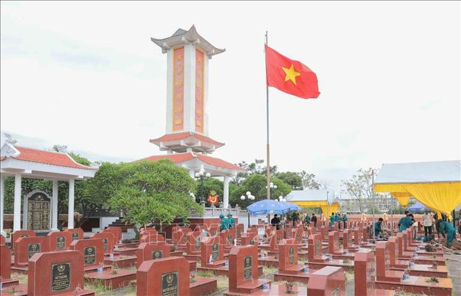 Đài tưởng niệm Tổ quốc ghi công tại Nghĩa trang liệt sĩ Liên Hiệp (xã Hát Môn). Ảnh: Phan Phương - TTXVN