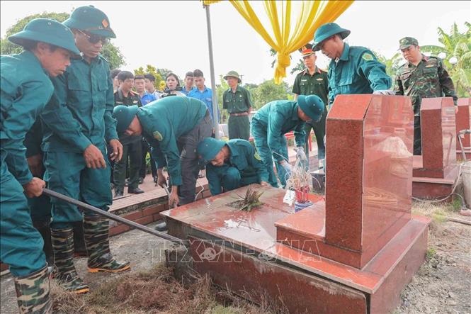 Bộ Tư lệnh Thủ đô Hà Nội cho biết, trên địa bàn thành phố có 4.532 mộ liệt sĩ chưa xác định được thông tin cần lấy mẫu, tại 233 Nghĩa trang liệt sĩ. Ảnh: Phan Phương - TTXVN