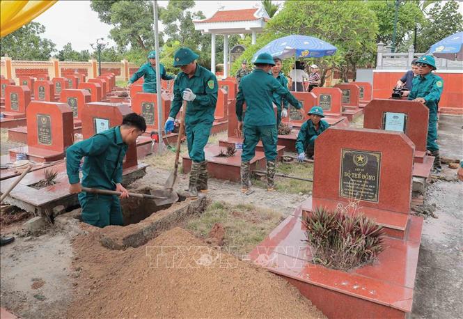 Phần mộ liệt sĩ chưa xác định danh tính tại Nghĩa trang liệt sĩ Liên Hiệp (xã Hát Môn). Ảnh: Phan Phương - TTXVN
