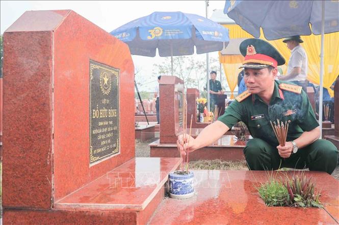 Lãnh đạo thành phố và xã Hát Môn trang nghiêm dâng hương, tưởng nhớ các Anh hùng liệt sĩ tại nghĩa trang Hát Môn (Hà Nội). Ảnh: Phan Phương - TTXVN