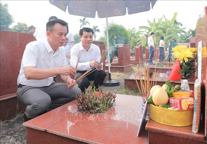 Lãnh đạo thành phố và xã Hát Môn trang nghiêm dâng hương, tưởng nhớ các Anh hùng liệt sĩ tại nghĩa trang Hát Môn (Hà Nội). Ảnh: Phan Phương - TTXVN