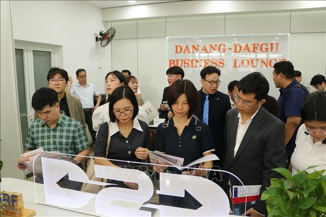 Các đại biểu tham quan Không gian trình diễn công nghệ và đổi mới sáng tạo thành phố Daegu (Hàn Quốc) tại Đà Nẵng. Ảnh: Khoa Chương - TTXVN