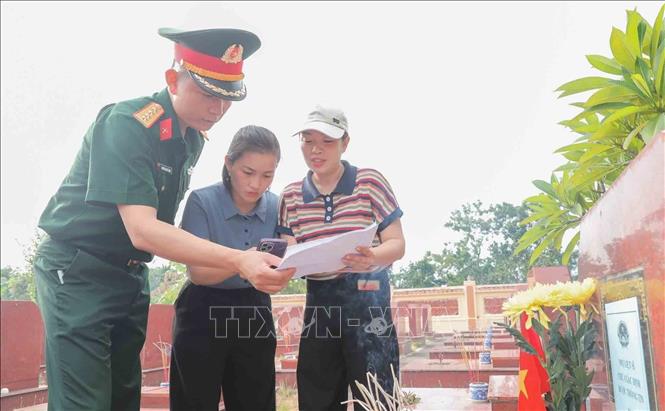 Việc mã hóa các phần mộ được thực hiện cẩn thận trước khi tiến hành lấy mẫu sinh phẩm. Ảnh: Phan Phương - TTXVN