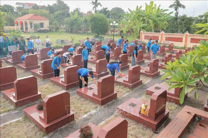 Đoàn thể và nhân dân dâng hương tưởng nhớ các Anh hùng liệt sĩ tại nghĩa trang Hát Môn, Hà Nội. Ảnh: Phan Phương - TTXVN