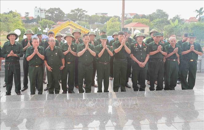 Thành kính dâng hương trước Đài tưởng niệm Tổ quốc ghi công tại Nghĩa trang. Ảnh: Phan Phương - TTXVN