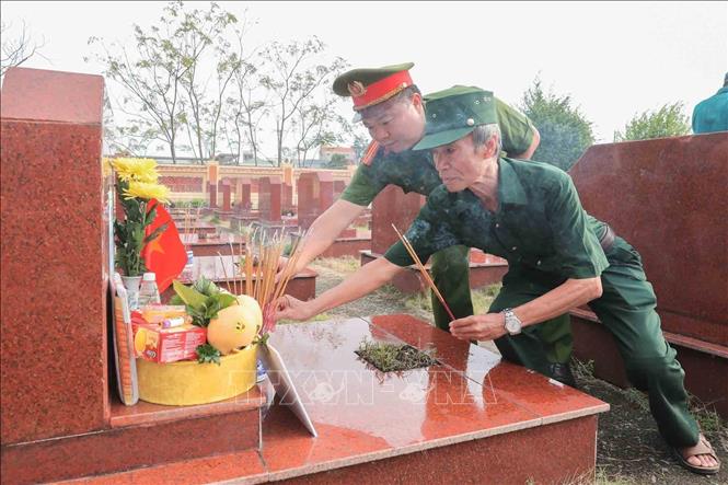 Đoàn thể và nhân dân dâng hương tưởng nhớ các Anh hùng liệt sĩ tại nghĩa trang Hát Môn, Hà Nội. Ảnh: Phan Phương - TTXVN