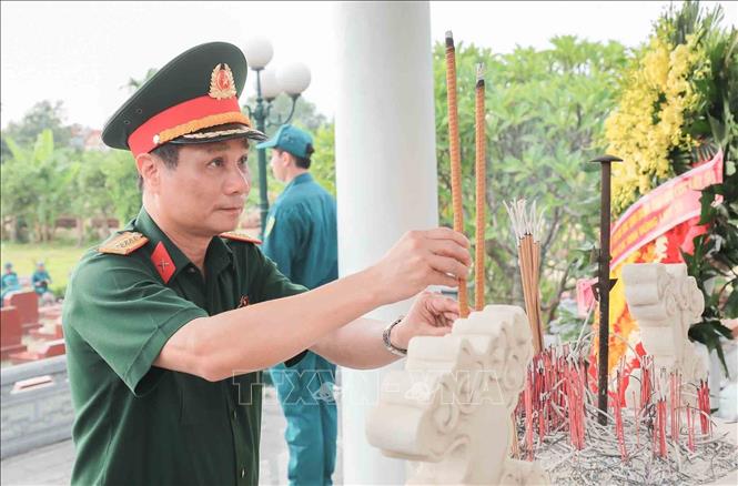 Thành kính dâng hương trước Đài tưởng niệm Tổ quốc ghi công tại Nghĩa trang liệt sĩ Hát Môn. Ảnh: Phan Phương - TTXVN