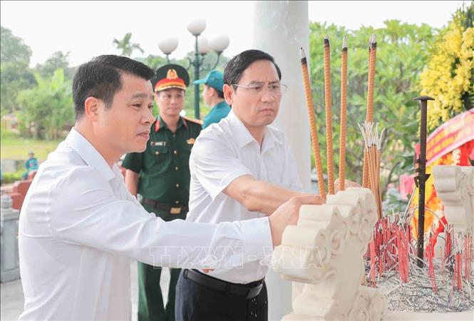 Thành kính dâng hương trước Đài tưởng niệm Tổ quốc ghi công tại Nghĩa trang liệt sĩ Hát Môn. Ảnh: Phan Phương - TTXVN