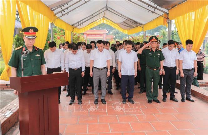 Các đoàn thể và nhân dân trang nghiêm dâng hương, tưởng niệm tri ân công lao to lớn của các Anh hùng liệt sĩ tại Đài tưởng niệm Tổ quốc ghi công - Nghĩa trang liệt sĩ Hát Môn (Hà Nội). Ảnh: Phan Phương - TTXVN