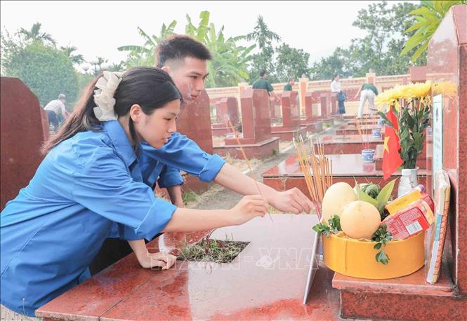 Đoàn thể và nhân dân dâng hương tưởng nhớ các Anh hùng liệt sĩ tại nghĩa trang Hát Môn, Hà Nội. Ảnh: Phan Phương - TTXVN