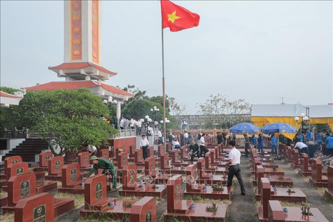 Hà Nội lấy mẫu hài cốt liệt sĩ tại Nghĩa trang liệt sĩ Liên Hiệp (xã Hát Môn) để giám định AND. Ảnh: Phan Phương - TTXVN