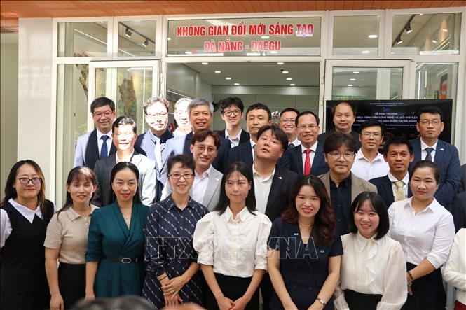 Các đại biểu chụp ảnh lưu niệm tại Lễ ra mắt Không gian trình diễn công nghệ và đổi mới sáng tạo thành phố Daegu (Hàn Quốc) tại Đà Nẵng. Ảnh: Khoa Chương - TTXVN