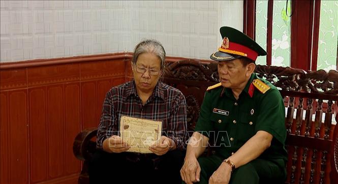 Những năm gần đây, mỗi năm Hội Hỗ trợ gia đình liệt sĩ tỉnh Ninh Bình tư vấn cho gần 200 gia đình tìm thông tin hồ sơ của liệt sĩ, hơn 30 gia đình làm thủ tục nhận mộ và hơn 10 gia đình đón hài cốt liệt sĩ trở về quê hương. Ảnh: Hải Yến - TTXVN