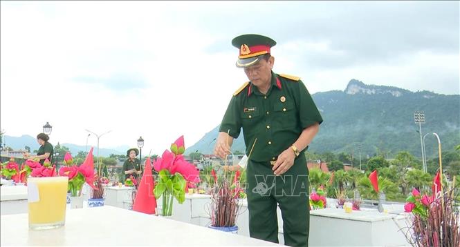 Tuổi đã cao nhưng ông Phạm Ngọc Hiệu vẫn không quản ngại lặn lội khắp các nghĩa trang từ Bắc vào Nam, kết nối với ban liên lạc các quân đoàn để xác minh dữ liệu. Ảnh: Hải Yến - TTXVN