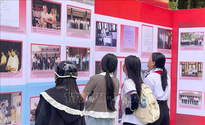 Các em học sinh trên địa bàn xã Mỹ Hoà Hưng tham quan triển lãm. Ảnh: Công Mạo-TTXVN