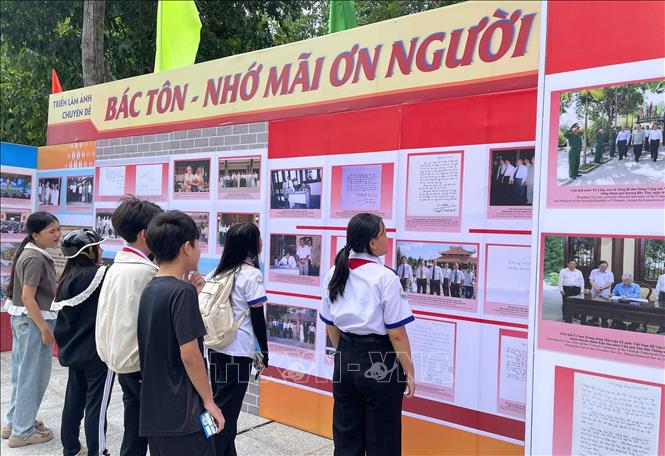 Học sinh trên địa bàn xã Mỹ Hoà Hưng tham quan triển lãm. Ảnh: Công Mạo-TTXVN