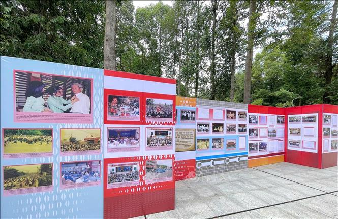 Triển lãm giới thiệu hơn 100 hình ảnh, tư liệu về Chủ tịch Tôn Đức Thắng. Ảnh: Công Mạo-TTXVN
