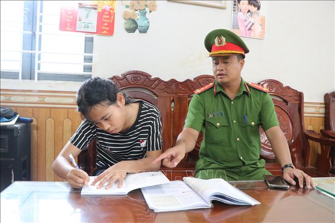 Em H’Hoan Ê Ban vui mừng khi trúng tuyển vào Trường Văn hóa Công an nhân dân II. Ảnh: Nguyên Dung - TTXVN