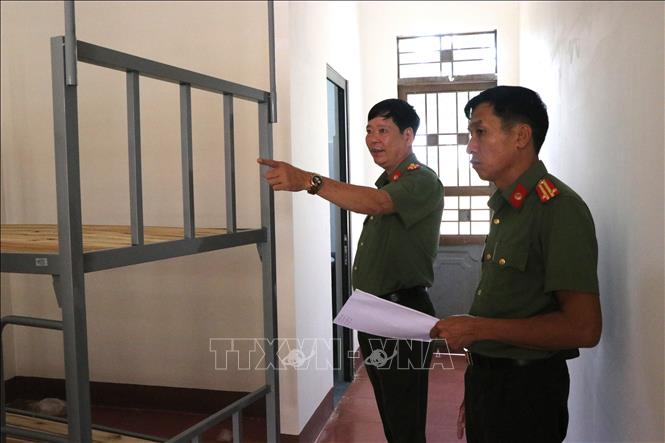 Lãnh đạo nhà trường kiểm tra tiến độ hoàn thành phòng nội trú cho học sinh. Ảnh: Nguyên Dung - TTXVN