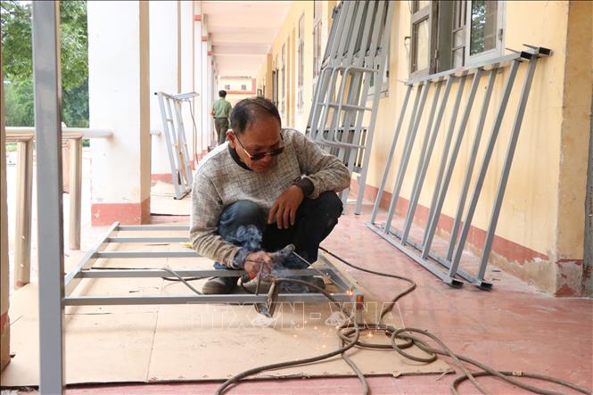 Công tác sửa chữa, nâng cấp, phục vụ học sinh đang được tăng cường phấn đấu hoàn thành các hạng mục trước ngày khai giảng. Ảnh: Nguyên Dung - TTXVN