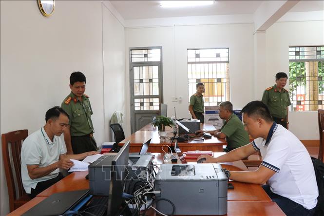 Cán bộ, giáo viên Trường Văn hóa Công an nhân dân II chuẩn bị cho năm học đầu tiên. Ảnh: Nguyên Dung - TTXVN