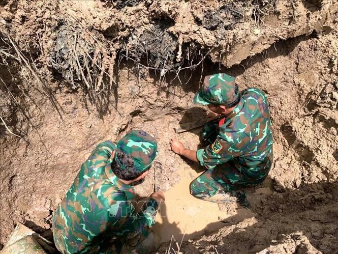 Đội tìm kiếm, quy tập hài cốt liệt sĩ thuộc Bộ Chỉ huy Quân sự tỉnh đã tổ chức đào tìm và quy tập thành công hài cốt liệt sĩ tại ấp Mỹ Điền, xã Đông Hải. Ảnh: TTXVN phát