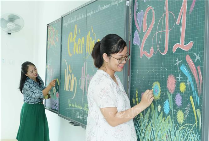 Các giáo viên trang trí phòng học tại Trường Phổ thông nội trú liên cấp Tiểu học và Trung học cơ sở Phong Thổ chuẩn bị đón học sinh. Nguyễn Oanh-TTXVN