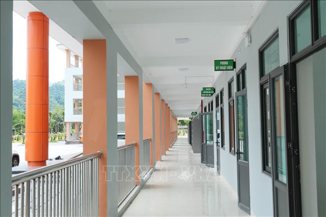 Hành lang dãy nhà học bộ môn rộng rãi, sạch đẹp tại Trường Phổ thông nội trú liên cấp Tiểu học và Trung học cơ sở Phong Thổ. Nguyễn Oanh-TTXVN