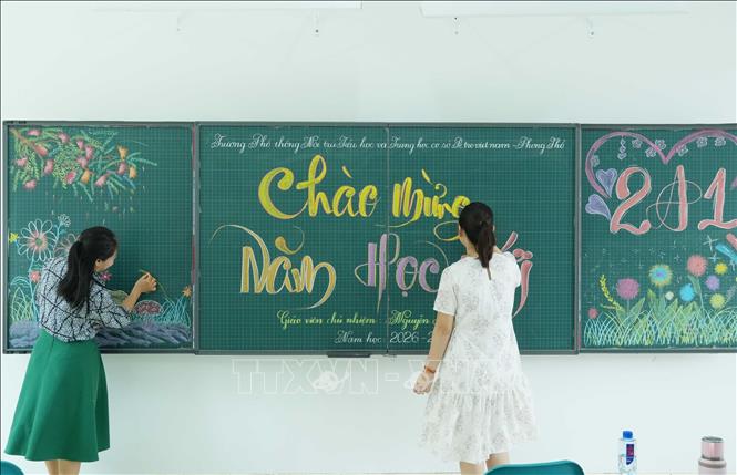 Các giáo viên trang trí phòng học tại Trường Phổ thông nội trú liên cấp Tiểu học và Trung học cơ sở Phong Thổ chuẩn bị đón học sinh. Nguyễn Oanh-TTXVN