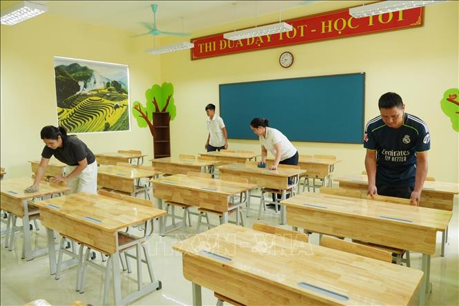 Các giáo viên lau dọn bàn ghế tại các lớp học ở Trường Phổ thông nội trú liên cấp Tiểu học và Trung học cơ sở Pa Tần. Nguyễn Oanh-TTXVN