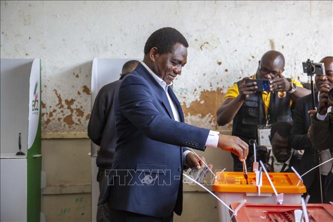 Tổng thống Zambia Hakainde Hichilema bỏ phiếu tại một điểm bầu cử ở Lusaka, ngày 13/8/2026. Ảnh: THX/TTXVN phát