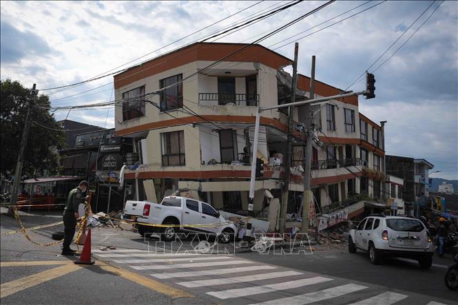 Ngôi nhà bị hư hại sau trận động đất ở Pereira, Colombia. Ảnh: THX/TTXVN phát