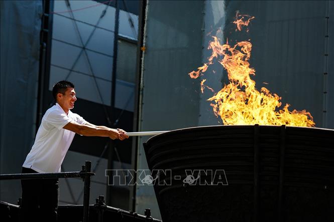 Vận động viên điền kinh Nhật Bản Yoshihide Kiryu thực hiện nghi thức thắp đuốc ASIAD 2026 tại sân vận động quốc gia Nhật Bản ở Tokyo ngày 18/8/2026. Ảnh: THX/TTXVN phát