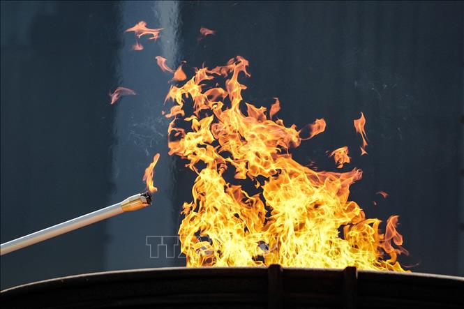 Nghi thức thắp đuốc ASIAD 2026 tại sân vận động quốc gia Nhật Bản ở Tokyo ngày 18/8/2026. Ảnh: THX/TTXVN phát
