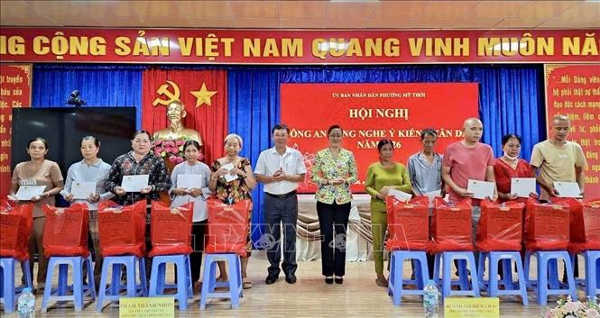Ủy ban MTTQ Việt Nam phường Mỹ Thới, tỉnh An Giang trao quà cho các hộ dân có hoàn cảnh khó khăn trên địa bàn. Ảnh: Thanh Sang - TTXVN

