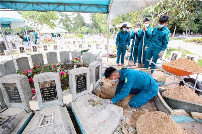 Cán bộ, chiến sĩ thực hiện công tác lấy mẫu hài cốt liệt sĩ tại Nghĩa trang liệt sĩ Đồi 82. Ảnh: Giang Phương - TTXVN