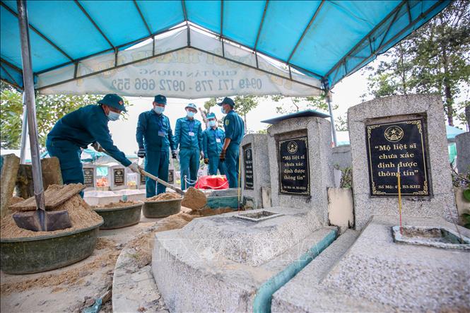 Công tác lấy mẫu ADN được bảo đảm thực hiện chặt chẽ, đúng quy trình kỹ thuật, thận trọng trong từng công đoạn, phục vụ hiệu quả việc giám định và xác định danh tính hài cốt liệt sĩ. Ảnh: Giang Phương - TTXVN