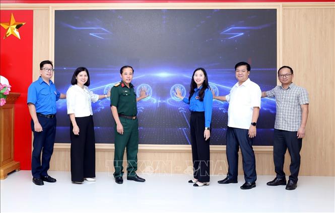 Nghi thức phát động Cuộc thi trực tuyến “Tìm hiểu 80 năm truyền thống Lực lượng vũ trang tỉnh Lạng Sơn (7/3/1947 - 7/3/2027)”. Ảnh: Anh Tuấn – TTXVN