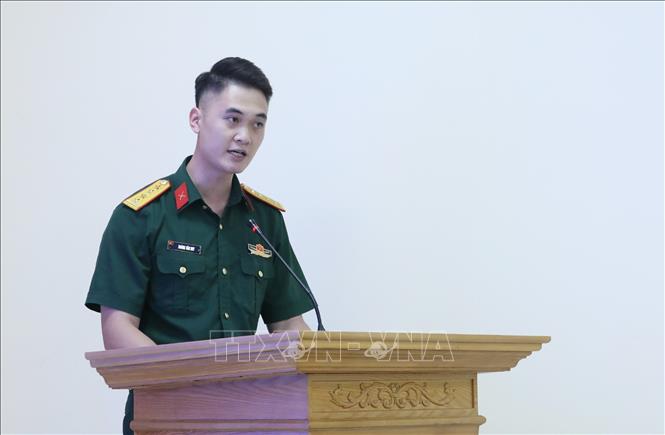 Đại úy Hoàng Văn Duy, Chính trị viên Đại đội Trinh sát – Thiết giáp, phòng Tham mưu, Bộ Chỉ huy Quân sự tỉnh Lạng Sơn, đại diện đoàn viên, thanh niên phát biểu hưởng ứng Cuộc thi. Ảnh: Anh Tuấn – TTXVN