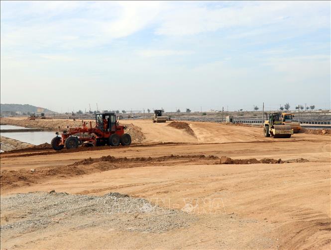 Nhà đầu tư đang san lắp mặt bằng triển khai dự án điện khí LNG Cà Ná, xã Cà Ná. Ảnh: Công Thử - TTXVN
