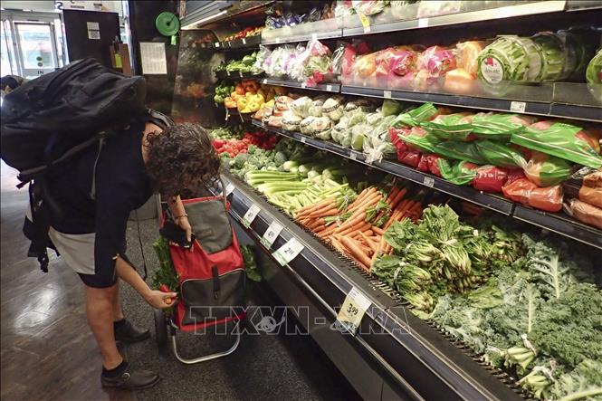 Khách hàng mua sắm tại một siêu thị ở Vancouver, tỉnh British Columbia, Canada, ngày 17/8/2026. Ảnh: THX/TTXVN phát
